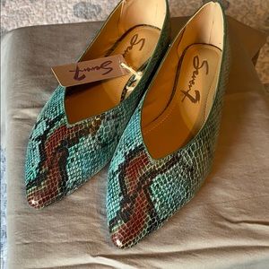 ** BEAUTIFUL AQUA SNAKESKIN LOOK POINTED FLATS NWT